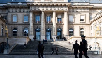 Six interpellations après l’incendie d’un poste de police à Nîmes